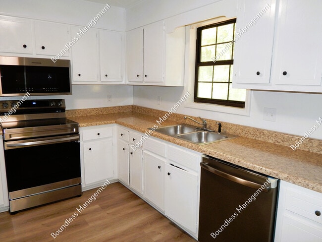 Building Photo - 2170 Wells Dr SE