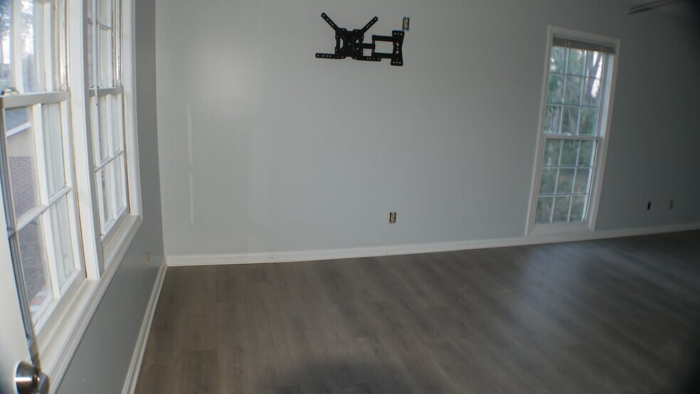 Master bedroom - 2412 Jerry Jones Drive