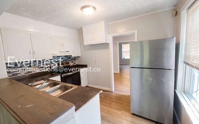 Building Photo - 616 26th St SW