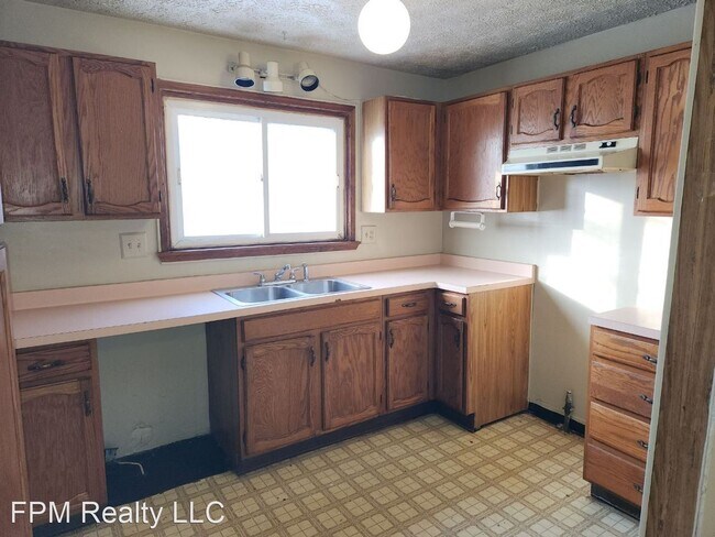 Building Photo - 4 br, 1 bath House - 73 Villa Street 1