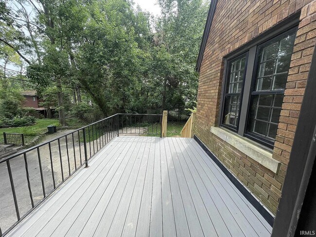 Building Photo - 611 S Eagleson Ave