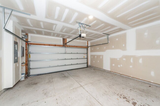 Building Photo - 4 Bedroom, 3.5 Bathroom Townhome in The Marshes at Cooper River - Charleston