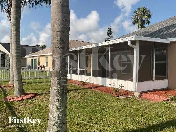 Building Photo - 242 Lady Diana Dr