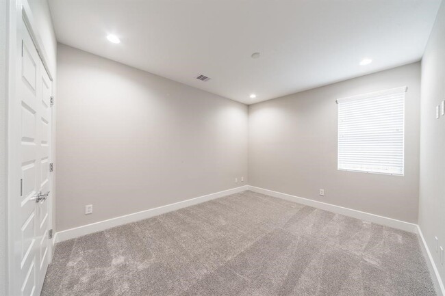 Building Photo - 2149 Hoskins Dr