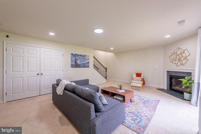 Building Photo - 43376 Town Gate Square