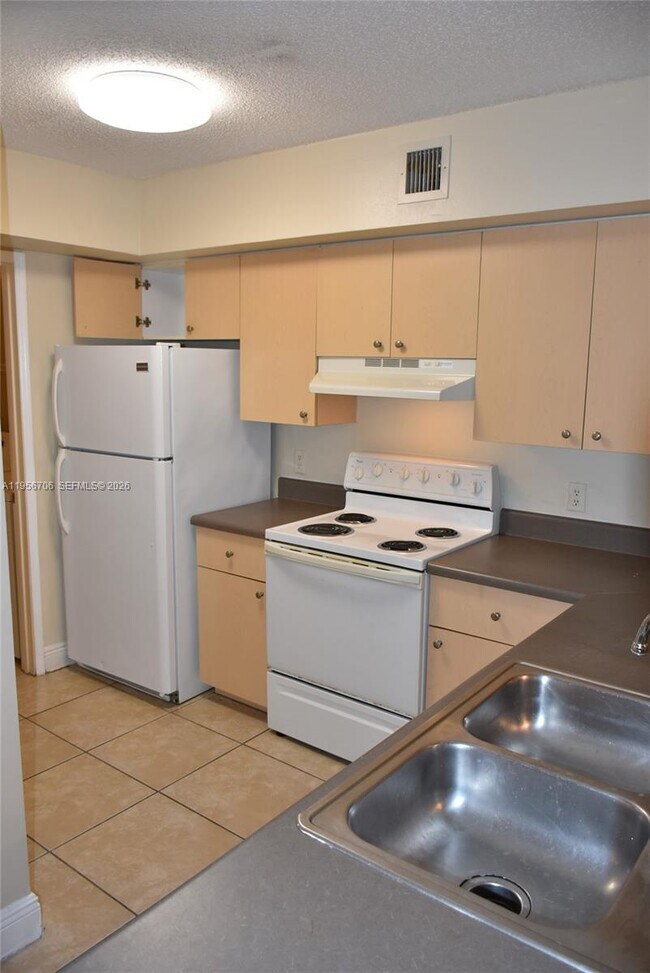 Building Photo - 2433 Centergate Dr