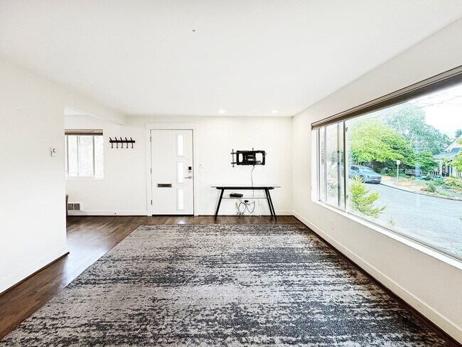 Building Photo - 2Bd/1Ba Seattle Duplex