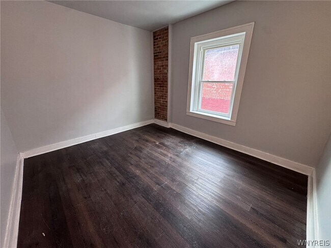 Building Photo - 856 Niagara St