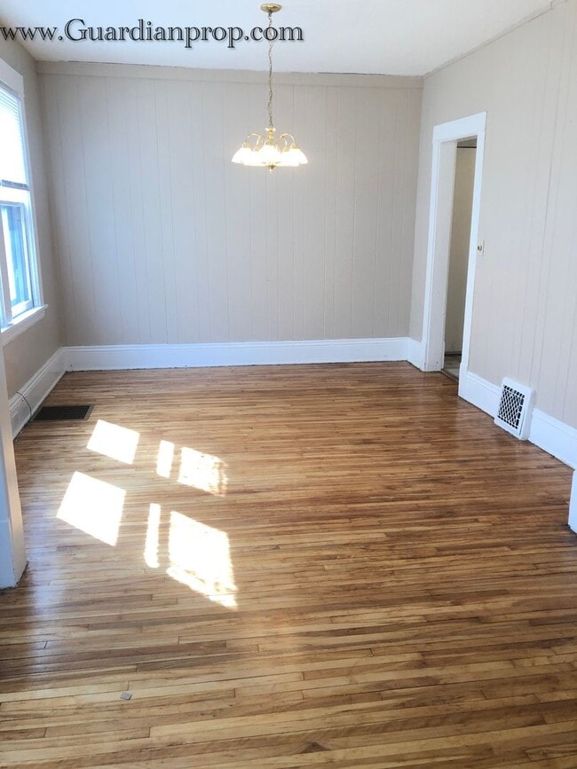 Building Photo - North Minneapolis Single Family Home, Hardwood Floors, Washer/Dryer,