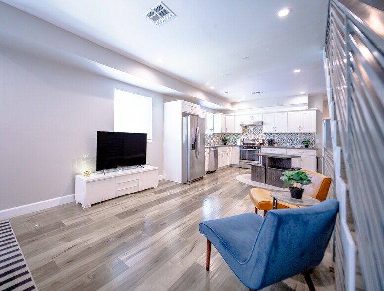 Building Photo - 3415 Edgehill Dr