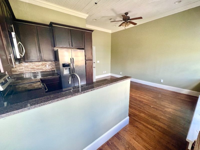 Building Photo - 427 College St