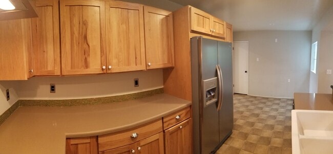 Building Photo - 5 bedrooms 2 baths close to campus and huge Backyard!