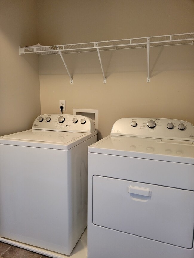 Building Photo - Highly desirable end unit in sought after Cobblestone in Goodlettsville!