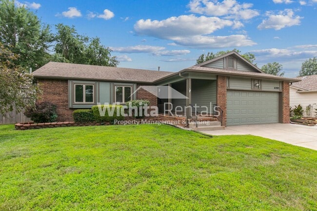 Primary Photo - Large 3 bedroom 3 bath home in West Wichita