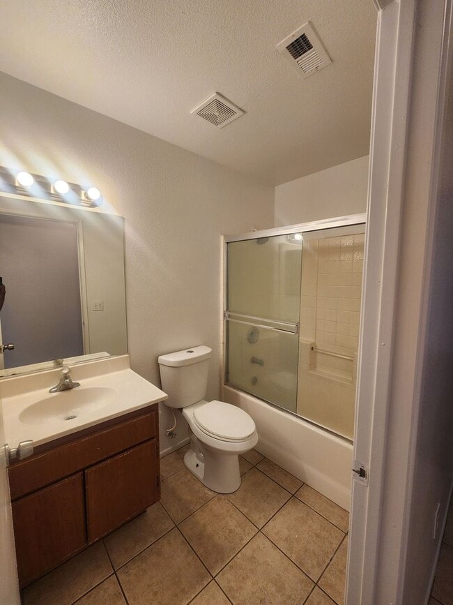 Building Photo - 3 Bedroom 2Bath- A Must See!