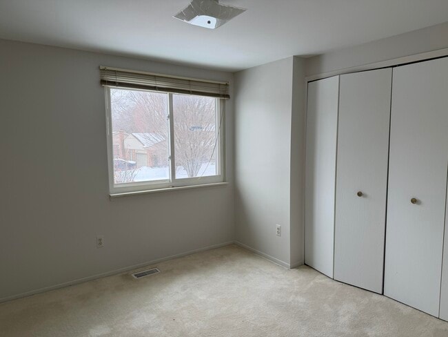 Building Photo - 3550 Kings Point Dr