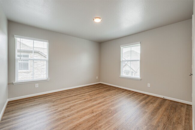 Building Photo - 211 Pk Pl Cir
