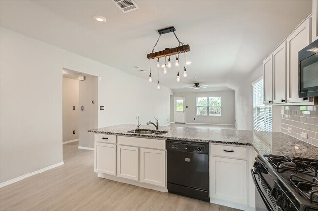 Building Photo - Stunning home available NOW !! Less than 8 miles Randolph Brook AFB