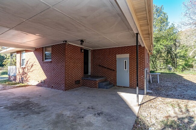 Building Photo - Brick Home For Rent in Goldsboro! 3 Bedroo...