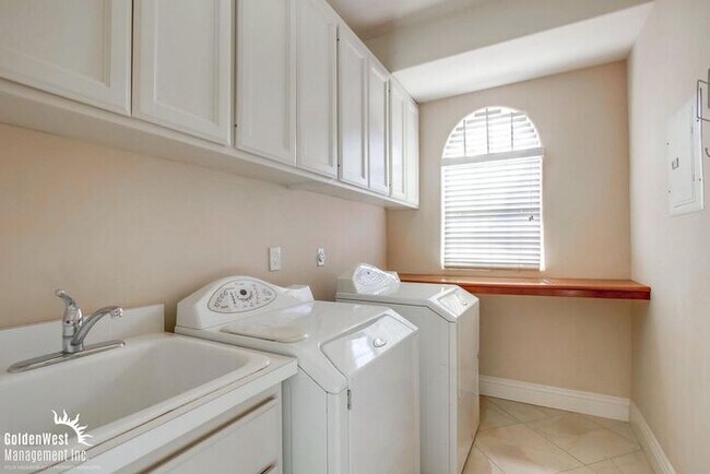 Building Photo - Bright & Spacious 4Bdm 3Ba Home in San Diego!