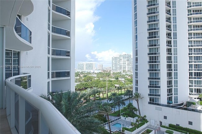 Building Photo - 15901 Collins Ave