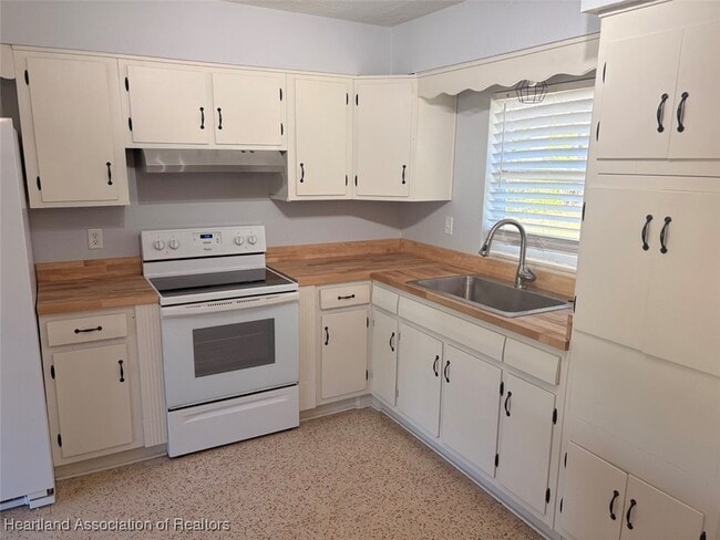 Building Photo - 4018 Lakewood Rd