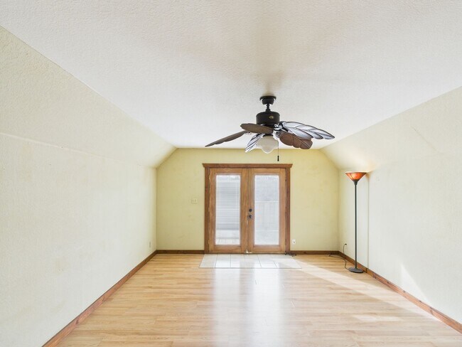 Building Photo - Cozy Apartment