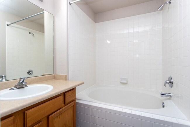 Building Photo - Delightful Condo in gated community!!