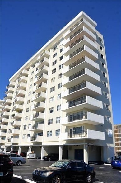 Building Photo - 401 Golden Isles Dr