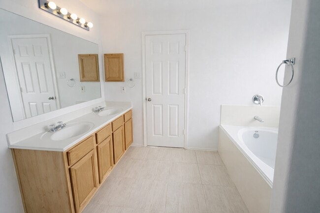 Building Photo - 14123 Fox Creek Park Dr