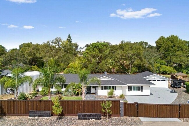 Building Photo - 4/2 Granite Bay, Pool, Jacuzzi, RV Parking...