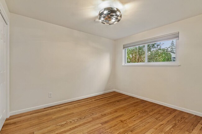 Building Photo - 6 Bedroom Home minutes from Saltwater Park...