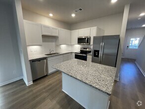 Building Photo - Townhome less than 2 miles from Downtown C...