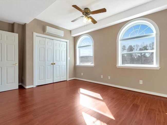 Building Photo - 825 Commodore Dr