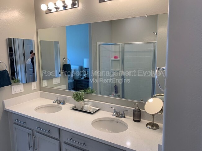 Building Photo - 8721 W MacKenzie Dr