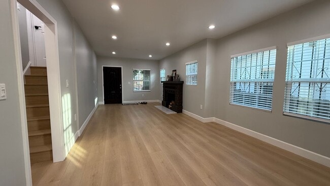 Building Photo - EPIC REA: Charming 2 Bed/ 1 Bath Home in Oakland’s Foothill Neighboorhood