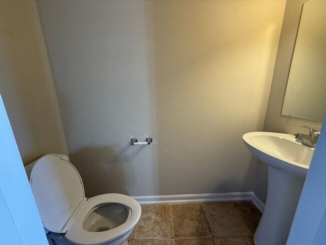 Building Photo - 2 bedroom, 2.5 Bath Townhouse