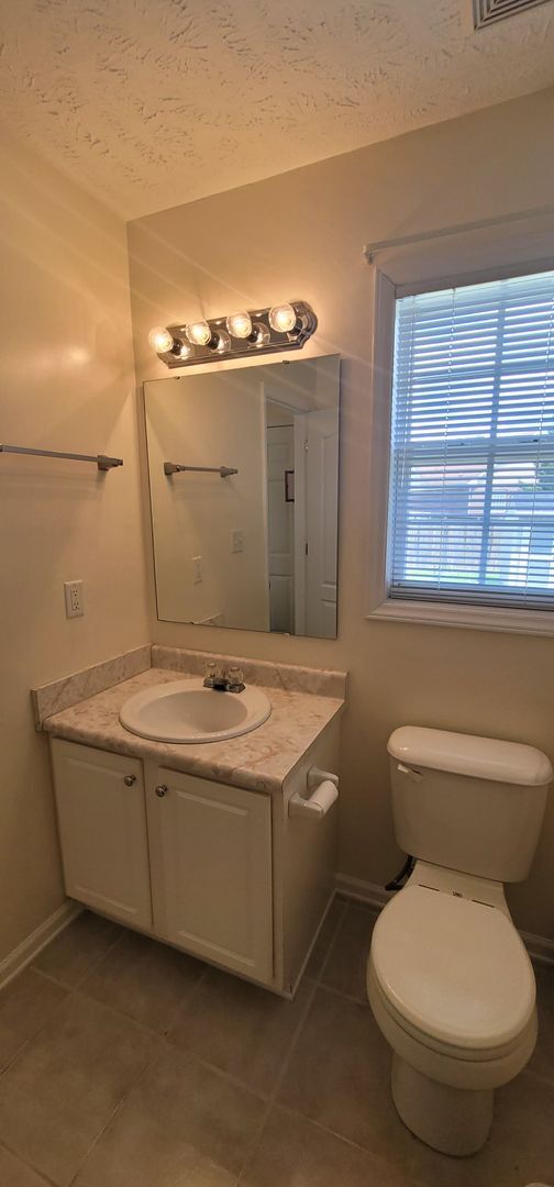 Building Photo - Beautiful 3 Bedro Brick Ranch Home w/ Bonus Room- Minutes from Interstate and Close to Shopping.