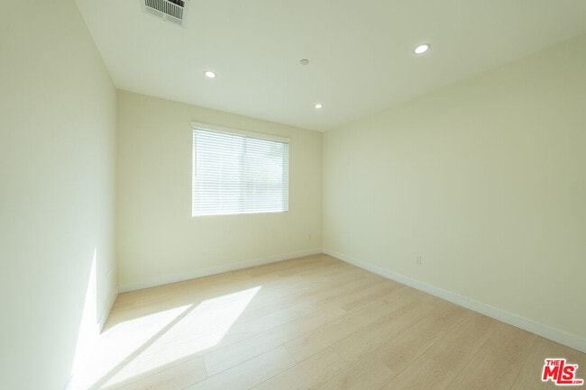 Building Photo - 815 E Elmwood Ave