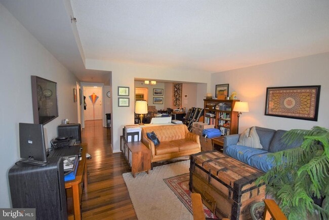 Building Photo - 610 N West St