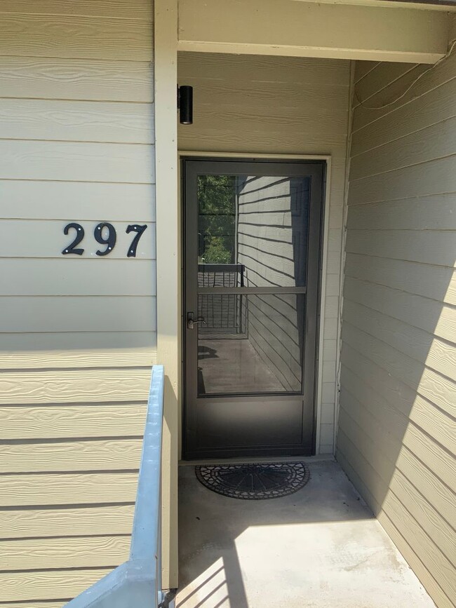 Building Photo - 2 Bedroom Condo on Country Club Road