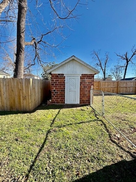 storage building - 515 W Pine St