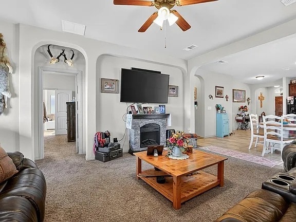 Building Photo - Comfy 3 Bed/2 Bath Midland Home with all appliances, backyard, attached garage, 6 min to grocery ...