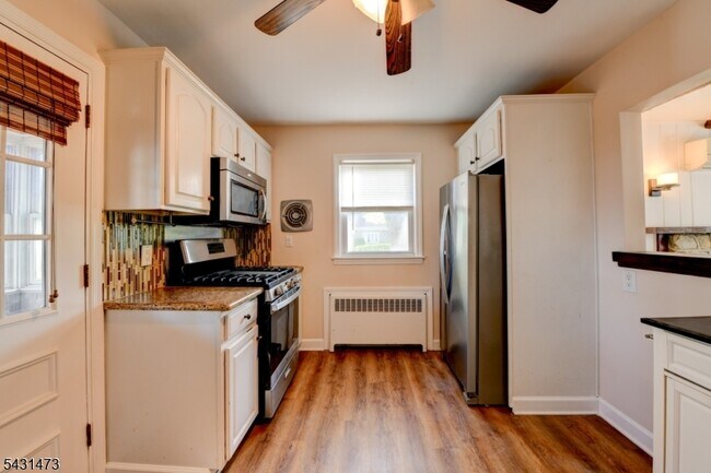 Building Photo - 72 Colonial Dr