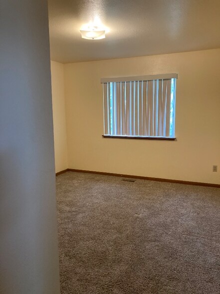Primary Photo - 139 Apple Way