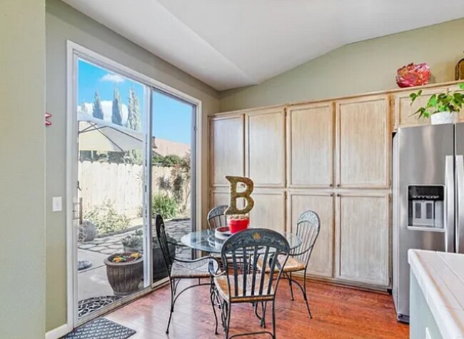 Building Photo - 2085 Pinehurst Ct