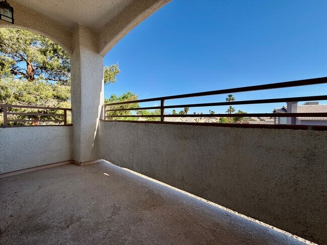 Building Photo - 2 bedroom condo in gated SE location.