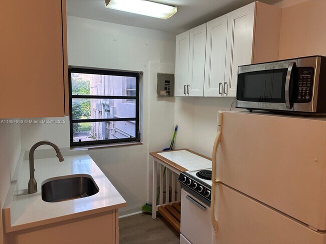 Building Photo - 340 Mendoza Ave