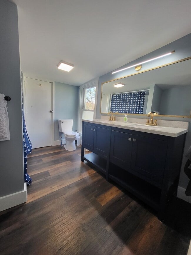 Building Photo - Fully Furnished Single Family Home In Akron