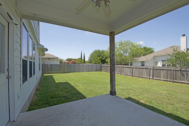 Building Photo - Large Home in Northeast Austin!